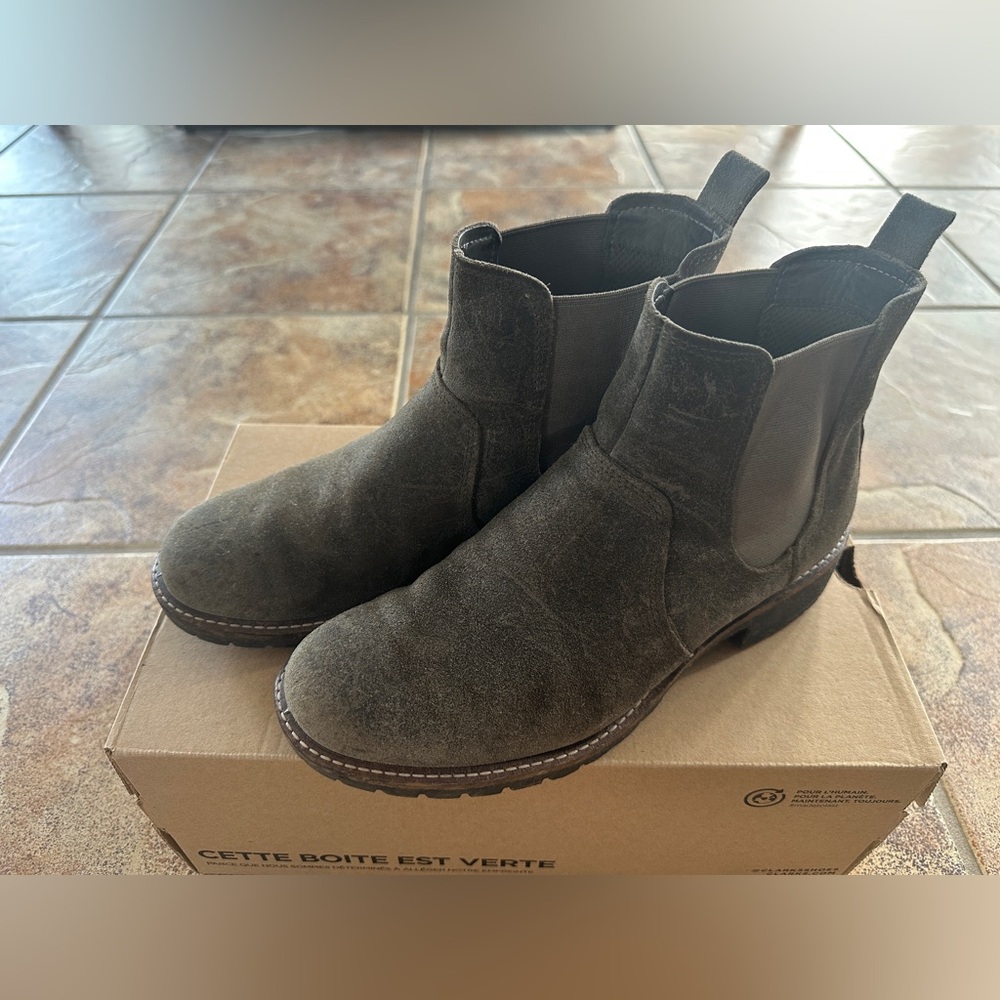 Ecco Women’s Gray Ankle Suede Chelsea Booties with Minimalist Design Size 8